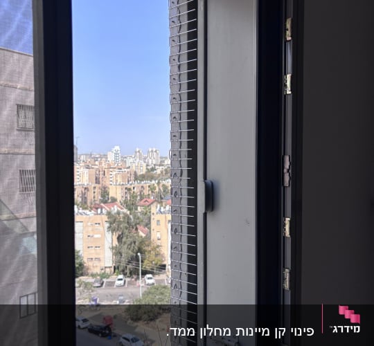 דוקרנים על חלון למניעת כניסת יונים
